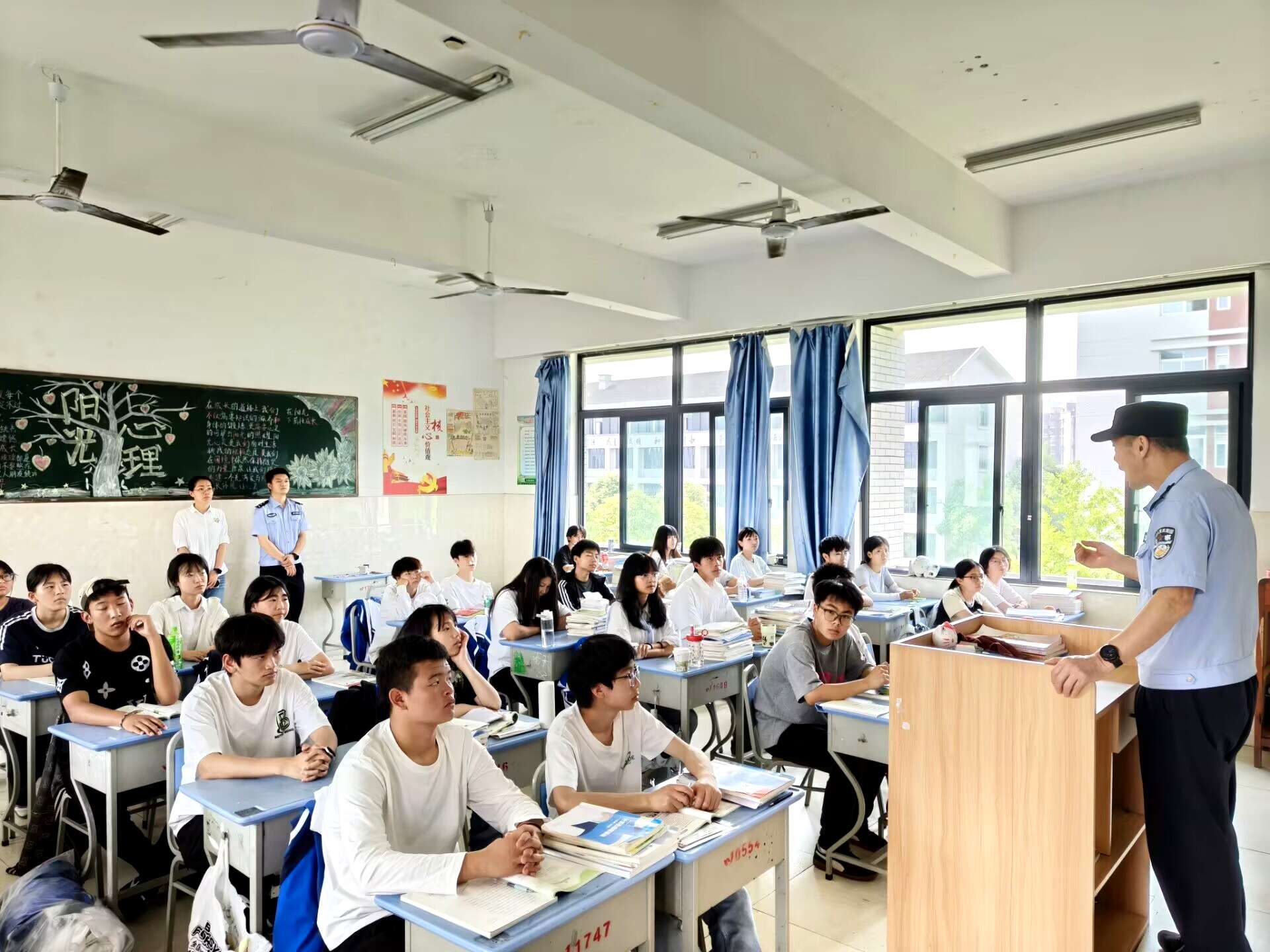 5月2日法治班主任到校开展法制教育课 (6).jpg