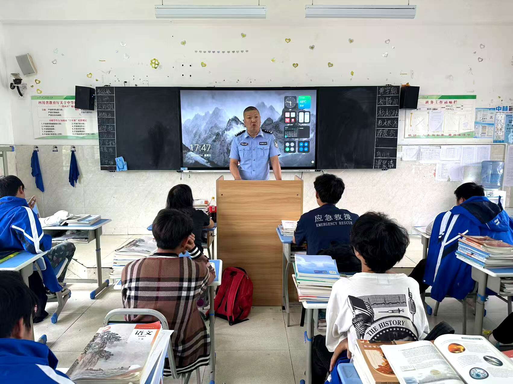 5月29日法治班主任龚正福开展法治教育课.jpg